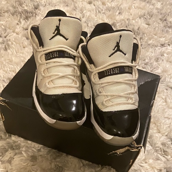 Jordans 11 retro concord kids sneakers - Picture 2 of 5